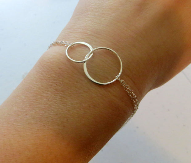 Two sisters bracelet, silver interlocking circles, ETERNITY bracelet, Christmas gift for sisters, sister jewelry - RayK designs